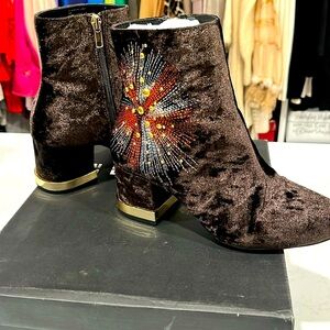 SIZE 6, BROWN CRUSHED VELVET BOOT w/ EMBROIDERY & GOLD STUDS & HEEL ACCENT